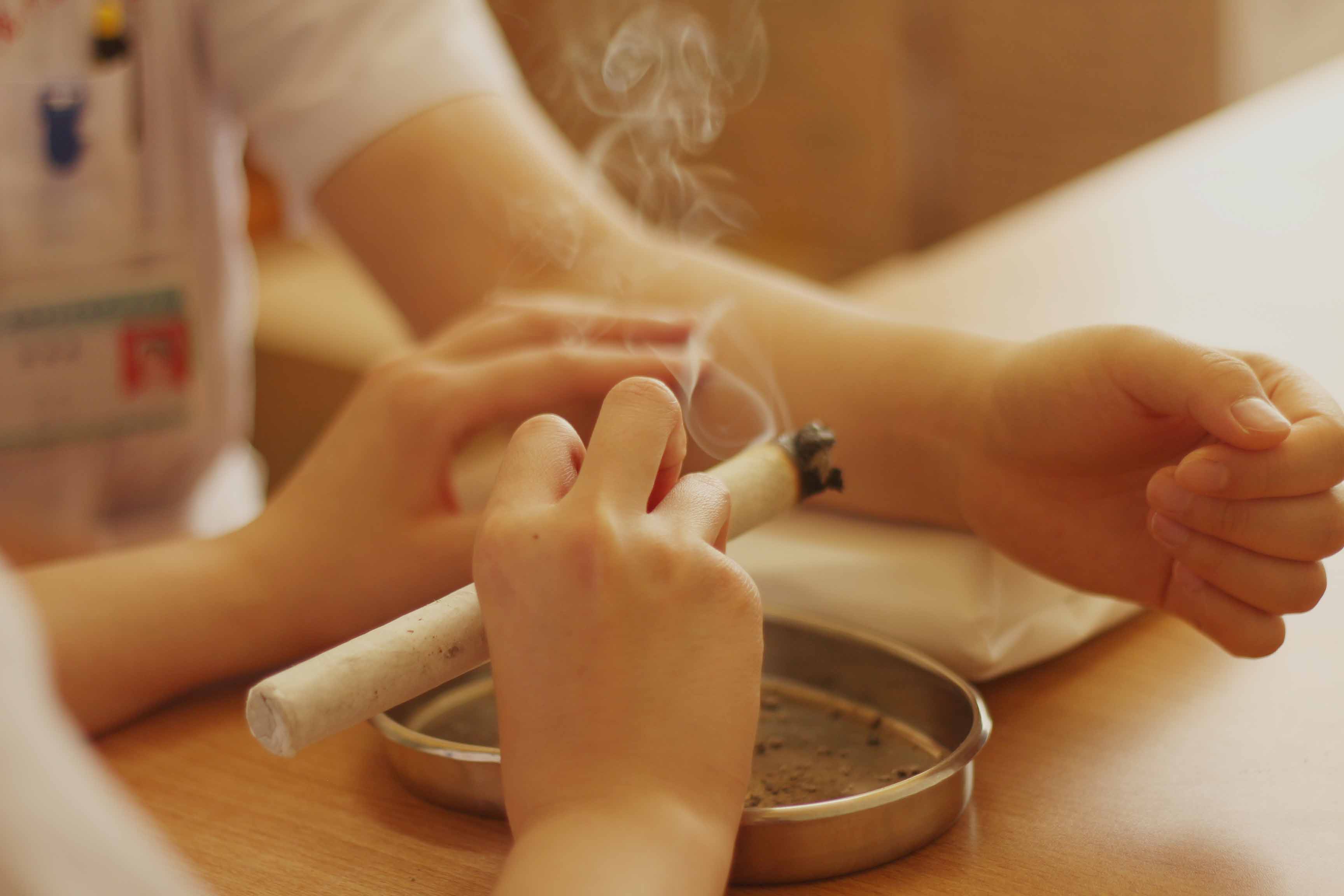 艾灸調(diào)氣血扶正氣！詳解肚臍燒艾的操作方法